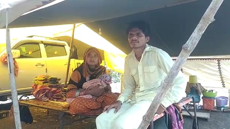 ಊರಿಗೆ ಹೋಗಲು ವಾಹನಕ್ಕೆ ಡಿಸೇಲ್ ಹಾಕಿಸುವಷ್ಟು ಹಣವಿಲ್ಲ. ಬಾಣಂತಿಯ ಹಾಗೂ ಮಗುವಿನ ಆರೈಕೆಗೂ ಏನು ಇಲ್ಲದಂತಾಗಿದೆ. ಮಳೆ ಕೂಡ ಆಗಾಗ ಬರುತ್ತಿದ್ದು, ಜೋಪಡಿಯಲ್ಲಿ ಮಗುವನ್ನು ಇಟ್ಟುಕೊಳ್ಳಬೇಕಾದ ಪರಿಸ್ಥಿತಿ ಇದೆ. 