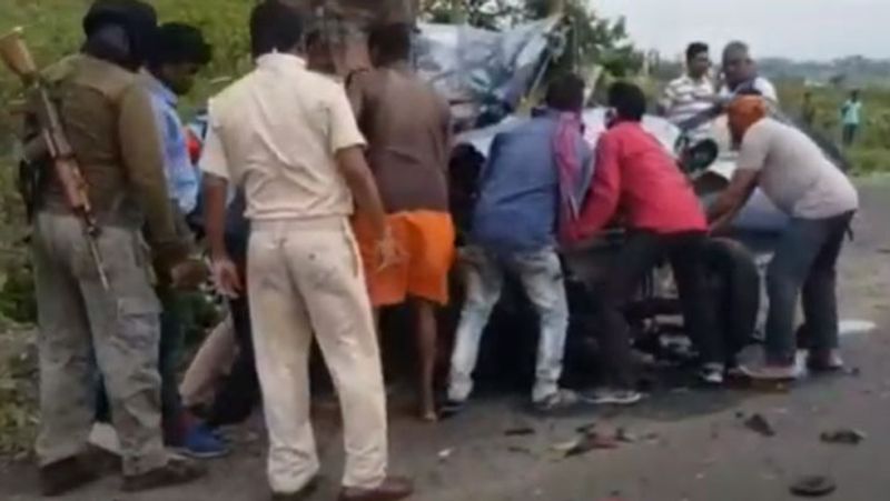 बाइक पर सवार पतिया और सोमरा पिता-बेटे थे। बाइक सवार गिरिडीह से इलाज कराकर कमलासिंघा लौट रहे थे। वहीं, कार डुमरी से गिरिडीह की ओर आ रही थी। हादसे में इतना तेज धमाका हुआ कि दूर-दूर तक आवाज सुनाई दी। इसके बाद पुलिस मौके पर पहुंची। स्थानीय लोगों की मदद से जेसीबी के जरिये कार में फंसे शवों को निकाला जा सका।
