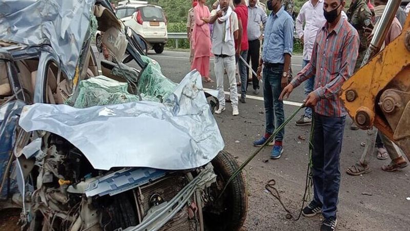 हादसे के बाद कार को पेड़ से निकालते लोग। कार पेड़ में धंसकर दोहरी हो गई थी।