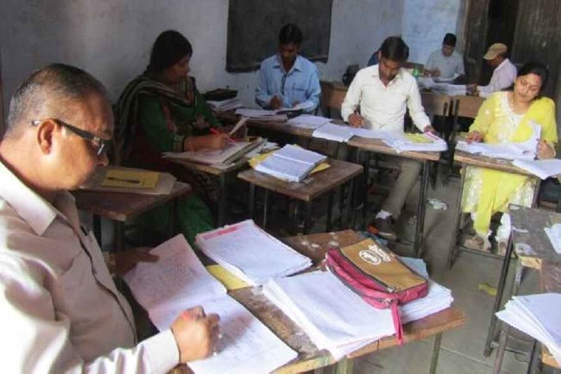 कन्नौज के ही एक सेंटर पर छात्र ने लिखा कि पिता जी की तबियत अक्सर खराब रहती है। उन्हें अस्पताल ले जाने व उनकी देखभाल करने वाला घर में और कोई नही है। इसलिए पढ़ाई भी ठीक से नही कर सका। अगर आप थोड़ी सी कृपा करेंगे तो मै पास हो जाऊंगा और मेरे बीमार पिता का दिल नही टूटेगा।