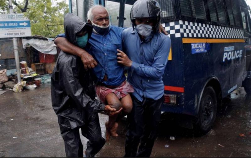ചില ജില്ലകളിൽ വൈദ്യുതി വിതരണം പുനഃസ്ഥാപിക്കാൻ മൂന്ന് ദിവസമെടുക്കുമെന്ന് അധികൃതർ അറിയിച്ചു. എല്ലാ ജില്ലാ മജിസ്ട്രേറ്റുകളെയും വ്യാഴാഴ്ച ബന്ധപ്പെടാൻ കഴിഞ്ഞില്ല.