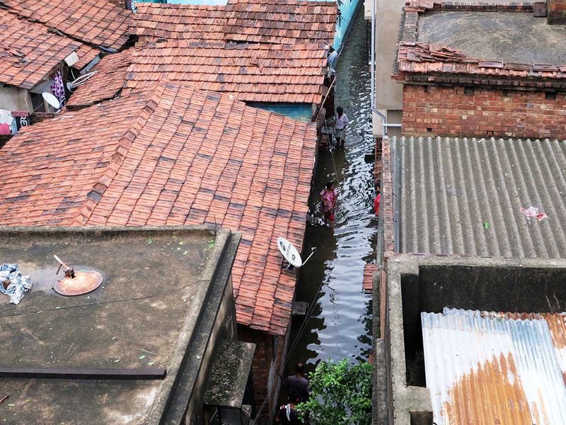 ഞങ്ങൾക്ക് ബന്ധപ്പെടാവുന്നവരോട് അടിയന്തിര ആവശ്യങ്ങളുടെ ഒരു ലിസ്റ്റ് അയയ്ക്കാൻ ആവശ്യപ്പെട്ടിട്ടുണ്ട്, ”പശ്ചിമ ബംഗാൾ ചീഫ് സെക്രട്ടറി രാജിവ സിൻഹ സംസ്ഥാന സെക്രട്ടേറിയറ്റിൽ മാധ്യമപ്രവർത്തകരോട് പറഞ്ഞു.