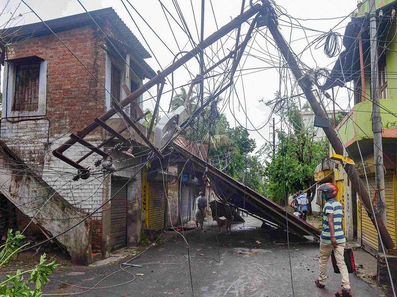 നദികള് കരകവിഞ്ഞു. വൈദ്യുതി, ടെലിഫോണ് ബന്ധങ്ങളെല്ലാം വിച്ഛേദിക്കപ്പെട്ടു. ഇതുവരെയായും ബന്ധപ്പെടാന് കഴിയാത്ത ജില്ലകളുണ്ടെന്നും പശ്ചിമബംഗാളില് നിന്ന് റിപ്പോര്ട്ടുകളുണ്ട്. 