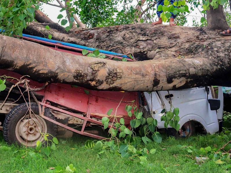 സൂപ്പർ ചുഴലിക്കാറ്റ് എന്ന് വിളിക്കപ്പെട്ട ഉംപുണ്, ബംഗ്ലാദേശിലേക്ക് കടന്നതോടെ ശക്തികുറഞ്ഞു. ഇതോടെ ഉംപുണിനെ ചുഴലിക്കാറ്റായി തരംതാഴ്ത്തി. 