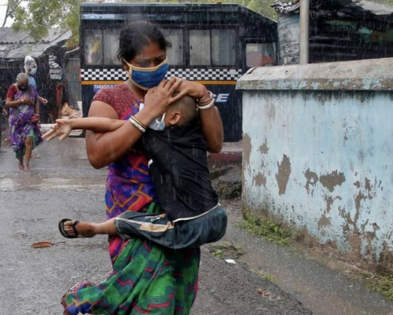 ചെന്നൈയിൽ നിന്നും പൂനെയിൽ നിന്നും നാല് എൻഡിആർഎഫ് ടീമുകളെ കൂടി പശ്ചിമ ബംഗാൾ സർക്കാർ ആവശ്യപ്പെട്ടു.
