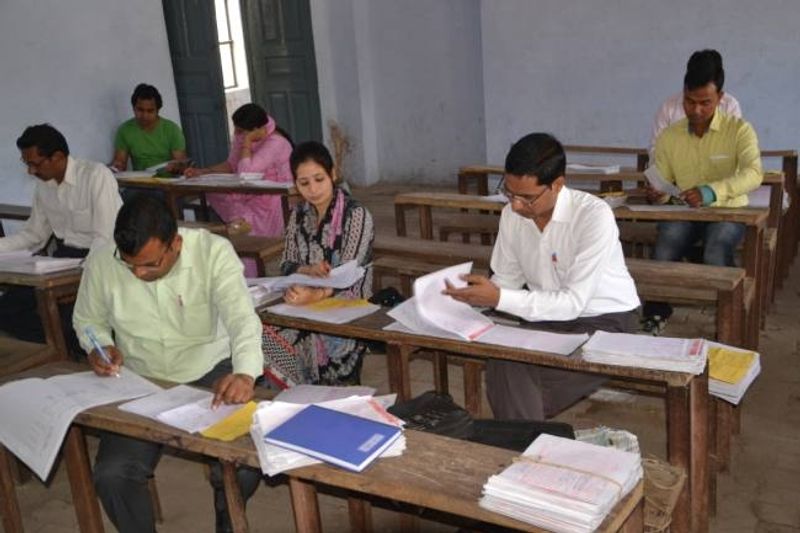 इसी तरह सोमवार को आगरा में कापियों की जांच के दौरान हाईस्कूल हिंदी विषय के एक प्रश्न में परीक्षार्थियों से कंठस्थ श्लोक लिखने के लिए कहा गया था। एक परीक्षार्थी ने श्लोक की जगह लिखा कि अगर धीरे चलो, वह तुम्हें छू लेगी, दौड़ों जो छूट जाएगी नदी, अगर ले लो साथ में वह चलती चली जाएगी..।
