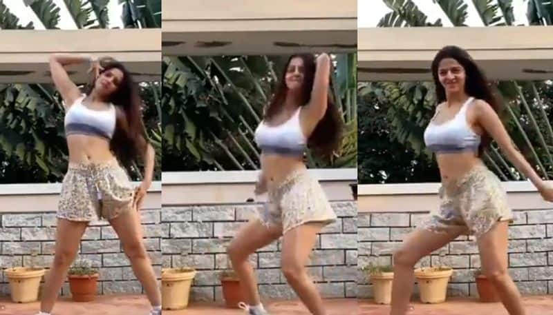 Actress Vedhika Hot bikini photo going viral