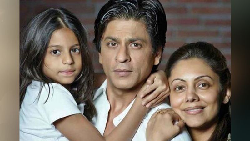 सुहाना ने अभी तक बॉलीवुड में डेब्यू नहीं किया है लेकिन उनकी फैन फॉलोइंग काफी ज्यादा है। बता दें कि वे अपनी पढ़ाई लंदन यूनिवर्सिटी में पूरी कर रही हैं।