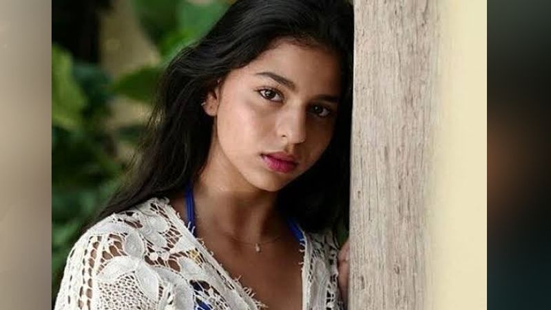 सुहाना का शूट करने वाले फेमस फैशन फोटोग्राफर एरिकोस एंड्रयू ने एक इंटरव्यू में बताया था, "ये शूट ऐसा लग रहा था, जैसे ये परिवार का मामला हो। सुहाना की मां गौरी स्टूडियों मे मौजूद थीं और पूरे टाइम शाहरुख के साथ वीडियो कॉल पर थीं। इस तरह से शाहरुख वहां न होते हुए भी उपस्थित थे।"