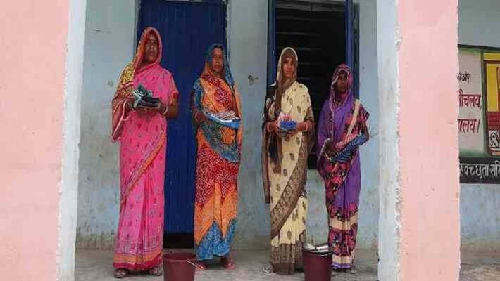 migrant ladies of quarantine center gets lungi instead of saree in darbhanga pra migrant ladies of quarantine center gets lungi instead of saree in darbhanga pra