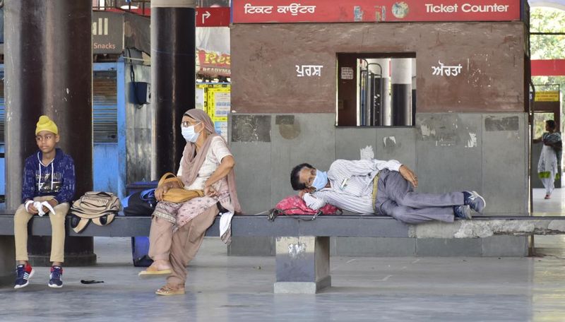 इसके अलावा डॉक्टरों ने बताया कि पाकिस्तान में मरीजों के मरने के बाद शवों को उनके परिवार को देने की उचित व्यवस्था नहीं है। इसलिए लोग अस्पतालों में मरीजों को लाने से डर रहे हैं। 