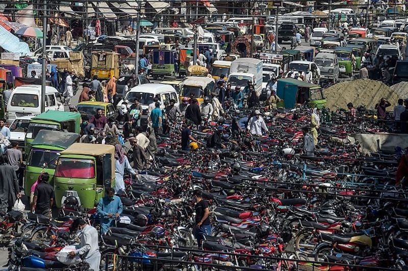 पाकिस्तान में कोरोना वायरस का पहला मामला 26 फरवरी को सामने आया था। इसके बाद यहां संक्रमण तेजी से फैला। यहां हर 10 हजार की आबादी पर सिर्फ 6 बेड हैं। इसके बावजूद पाकिस्तान मौत के मामले में 26वें नंबर है।