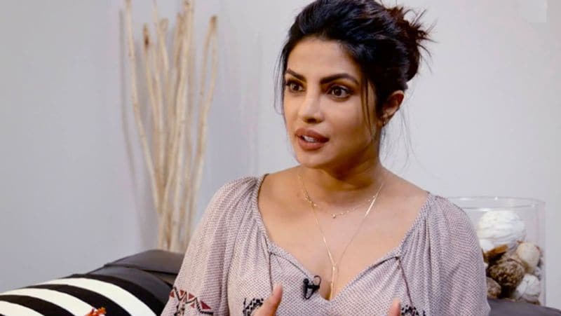 प्रियंका ने बताया था- डायरेक्टर ने मेरे ड्रेस डिजाइनर को बहुत चीप सी बात कही कि ड्रेस तो इतनी छोटी होनी चाहिए कि.. । ये सुनकर मेरा दिमाग खराब हो गया। फिल्म की दो दिन की शूटिंग हो चुकी थी। अगले दिन मैं घर गई, इंडस्ट्री में नई नई आई थी तो इतने पैसे भी नहीं थे, तो घर जाकर मैंने अपनी मॉम को बोला कि साइनिंग अमाउंट वापस करो और दो दिन में जो खर्चा हुआ है वह भी लौटा दो। मुझे ये फिल्म नहीं करनी है। 
