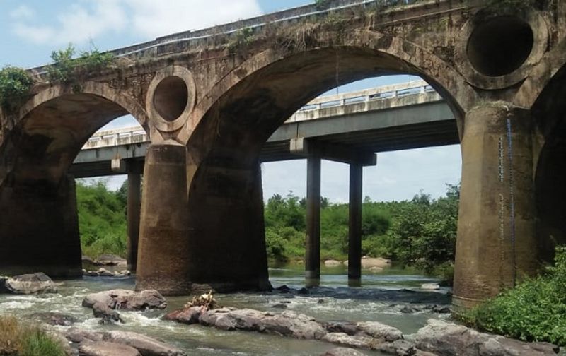 ಸಂಸದ ಪ್ರತಾಪ್ ಸಿಂಹ ಕುಶಾಲನಗರದಲ್ಲಿ ಕಾವೇರಿ ನದಿ ಸೇತುವೆ ಬಳಿ ನಡೆಯುತ್ತಿರುವ ಕಾಮಗಾರಿಯನ್ನು ಪರಿಶೀಲಿಸಿದ್ದಾರೆ.