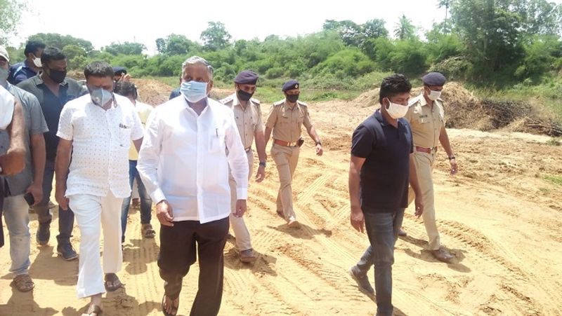 ಲಾಕ್ಡೌನ್ ನಡುವೆಯೂ ಸಂಸದ ಪ್ರತಾಪ್ ಸಿಂಹ ಕುಶಾಲನಗರದಲ್ಲಿ ಕಾವೇರಿ ನದಿ ಸೇತುವೆ ಬಳಿ ನಡೆಯುತ್ತಿರುವ ಕಾಮಗಾರಿ ವೀಕ್ಷಿಸಿದ್ದಾರೆ