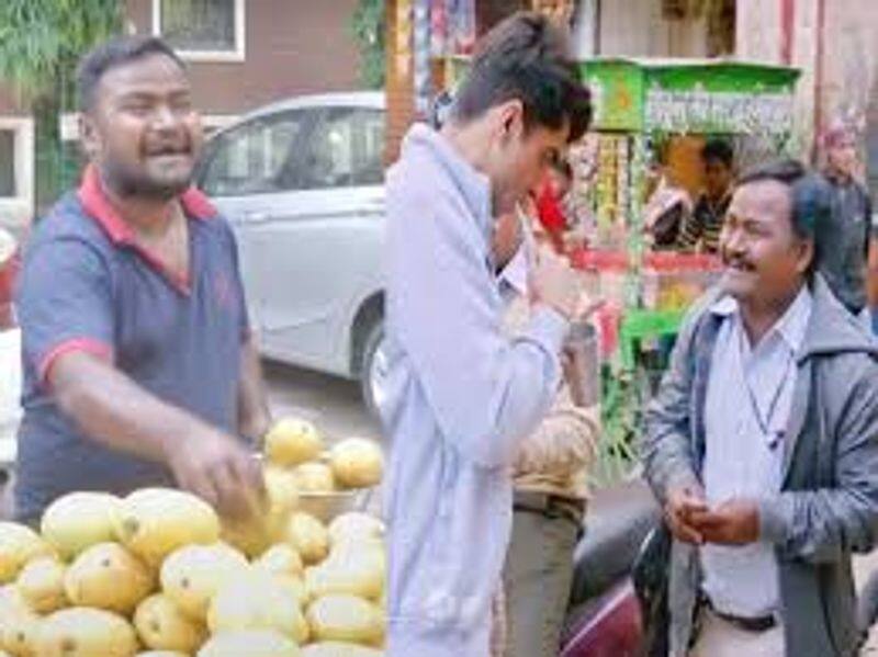 corona lockdown effect bollywood actor sale fruits in street