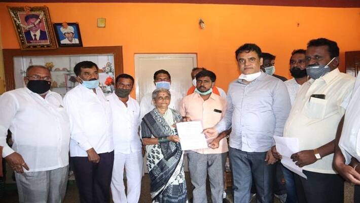 DCM Ashwath Narayan Gives compensation to Leopard Attack Family DCM Ashwath Narayan Gives compensation to Leopard Attack Family
