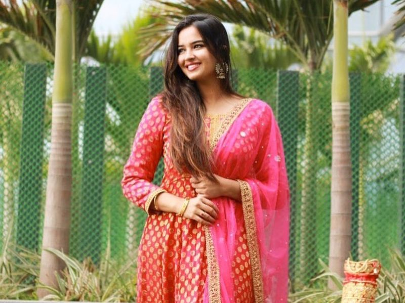 Poojita ponnada photo gallery