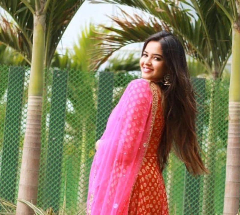 Poojita ponnada photo gallery