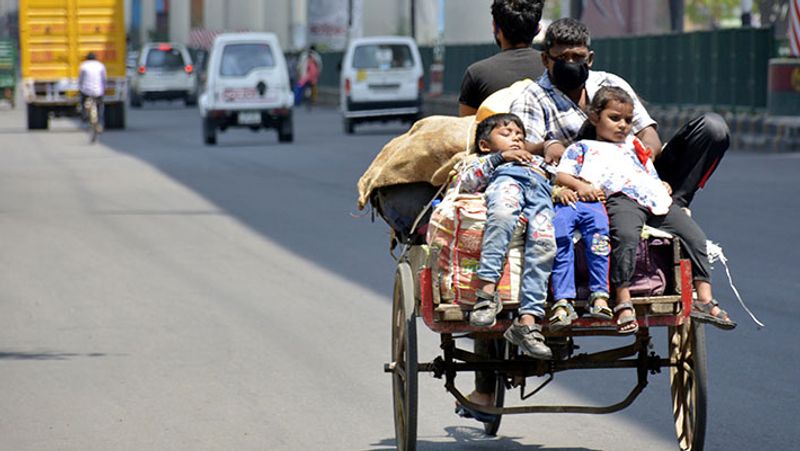 यह तस्वीर गाजियाबाद की है। कुछ ऐसे सफर करना पड़ रहा बच्चों को।