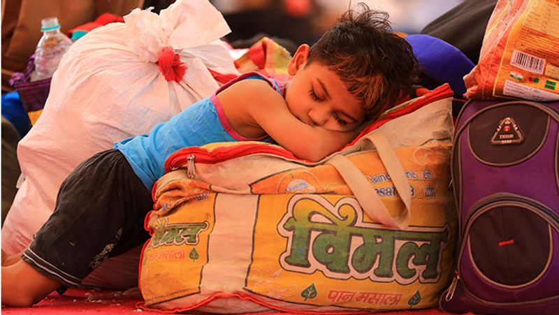 यह तस्वीर राजस्थान की है। गर्मी में पैदल चलकर थकने के बाद कुछ यूं सो गया मासूम।
