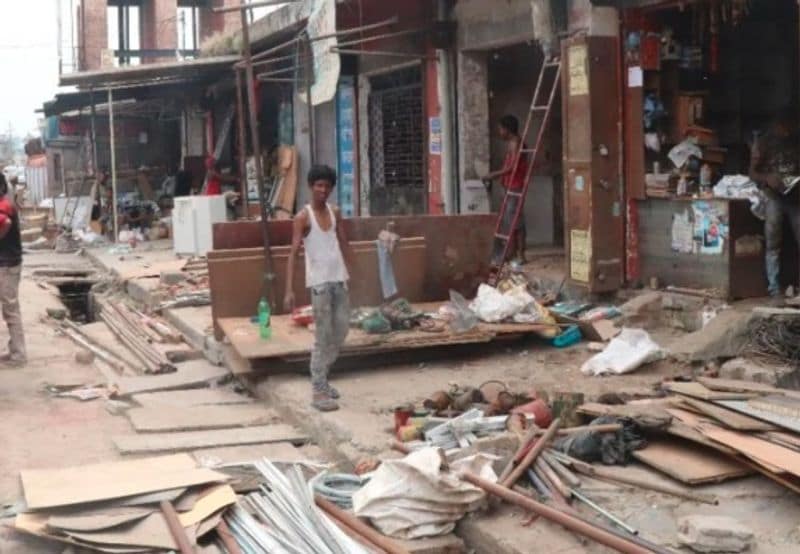 पीडब्ल्यूडी पिछले तीन दिनों से गोरखनाथ ओवरब्रिज से मंदिर की तरफ जाने वाली दुकानों को तोड़ रहा है। फोरलेन के निर्माण के जद में गोरखनाथ ओवरब्रिज से राजेन्द्र नगर तक करीब 200 दुकानों के अलावा निजी लोगों की भी कुछ दुकानें अतिक्रमण की जद में हैं। 