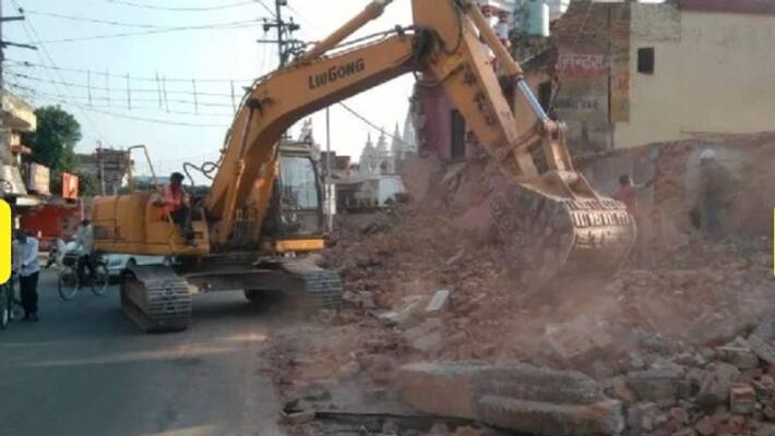 Due to four-lane road works, vehicular traffic is affected snr Due to four-lane road works, vehicular traffic is affected snr