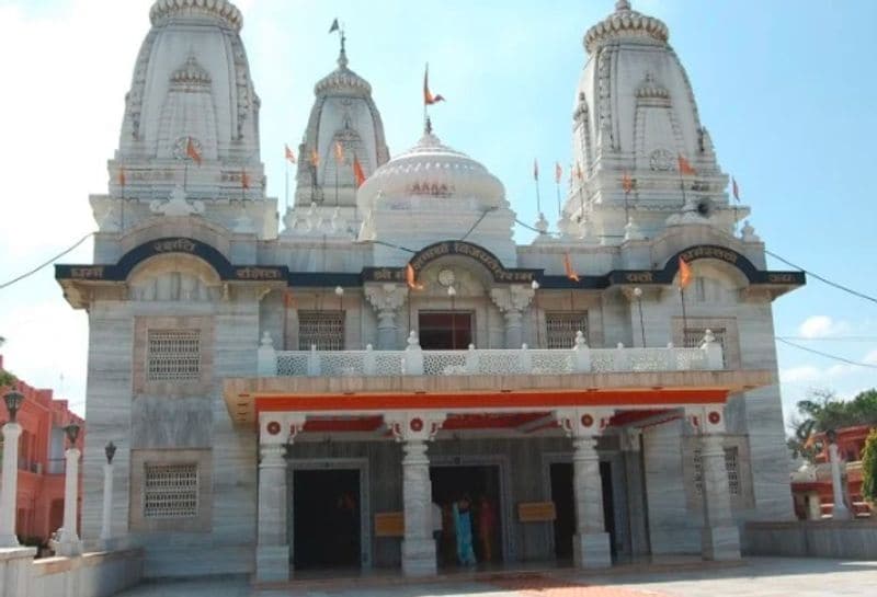 जीडीए में मानचित्र स्वीकृत होने के जमा किया गया है। इन दुकानों को प्रभावित दुकानदारों को दिया जाएगा। पीडब्ल्यूडी एनएच के परियोजना प्रबंधक एमके अग्रवाल का कहना है कि 30 जून तक फोरलेन का निर्माण पूरा करना है।
