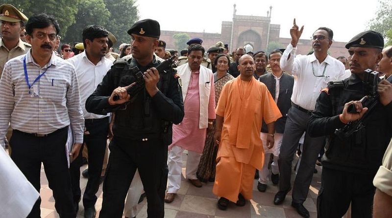 गोरखनाथ मंदिर के मुख्य गेट के आगे की दुकानें तोड़ी गई है। गुरुवार को भी अभियान आगे चलेगा। गोरखपुर वासियों को गोरखनाथ मंदिर के आसपास घंटों जाम से जूझना पड़ता था। सड़कों पर दुकानदारों का कब्जा रहता था। ऐसे में दुकानों के हटने से लोगों को विकास के साथ-साथ जाम से भी पीछा छूटेगा। 