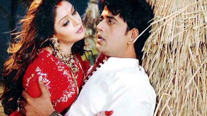 रवि किशन के अलावा नगमा सबसे ज्यादा क्रिकेटर सौरव गांगुली से अफेयर को लेकर सुर्खियों में रहीं। नगमा ने तो सौरव गागुली के प्रति अपना प्यार जाहिर भी कर दिया था, लेकिन गांगुली ने कभी ने इस बात को पब्लिकली नहीं कबूला किया।
