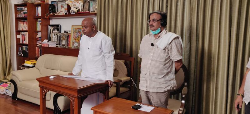 ಸಂವಾದದಲ್ಲಿ ಸೋನಿಯಾ ಗಾಂಧಿ ಎದುರಾಗುತ್ತಲೆ ಗೌಡರು ಎದ್ದು ನಿಂತಾಗ ಸೋನಿಯಾಗಾಂಧಿ ದೇವೇಗೌಡರಿಗೆ ಪ್ರತಿಯಾಗಿ ಕೈ ಮುಗಿದು, ಗೌಡರ ಆರೋಗ್ಯ ವಿಚಾರಿಸಿದರು.