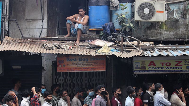 मुंबई में लॉकडाउन के बीच टाइम पास करते दो बुजुर्ग। लेकिन सोशल डिस्टेंसिंग का इन्होंने पालन नहीं किया।