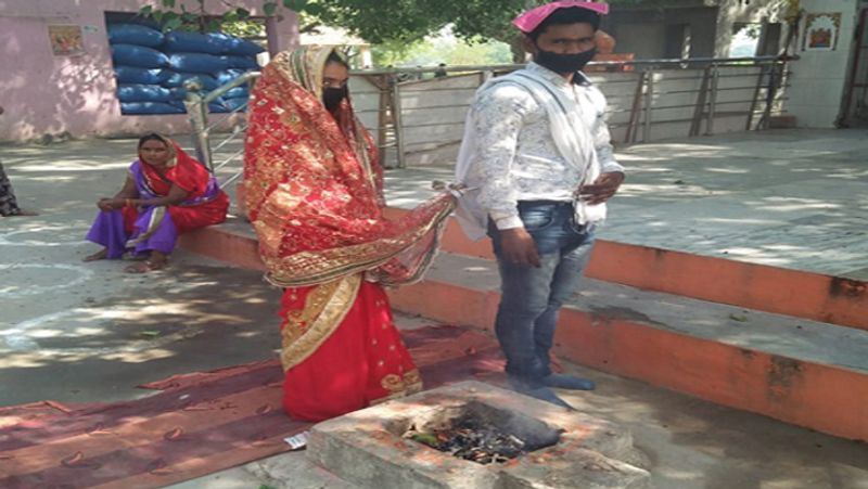 शादी टल जाने के बाद भी दूल्हा और दुल्हन की फोन पर बात होती रही। शादी टलना दुल्हन को गवारा न हुआ और उसने दूल्हे के घर जाने की ठान ली। बुधवार सुबह वह घर पर किसी को बताए बिना सलवार सूट पहन कर पैदल ही दूल्हे के घर के लिए निकल पड़ी।