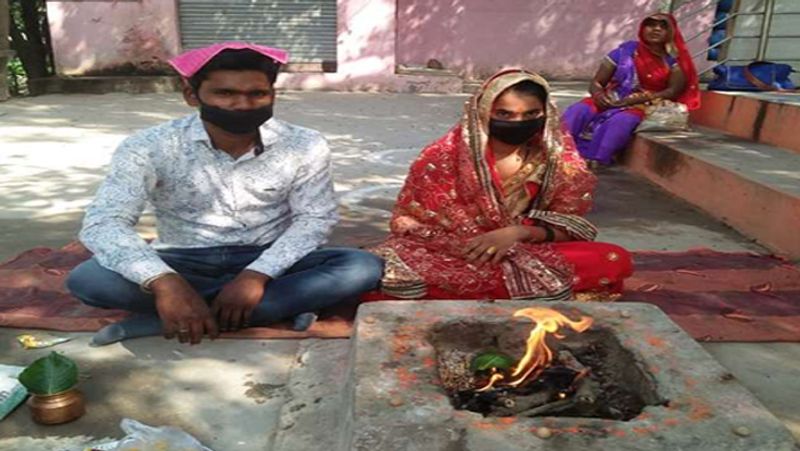 दूल्हे के घर वालों ने उससे नई तारीख तय करके शादी करने को कहा लेकिन वह तुरंत शादी की जिद पर अड़ गई। काफी समझाने के बाद भी जब वह नहीं मानी तो फोन पर उसके घर वालों से बात करने के बाद दुकान से शादी का जोड़ा व सामान मंगाया गया। इसके बाद गुरुवार सुबह गांव के पास ही स्थित एक मंदिर में वैदिक मंत्रोच्चारण के बीच विधि-विधान के साथ उनकी शादी कराई गई ।
