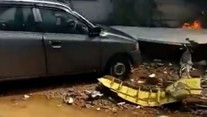 पाकिस्तान की सिविल एविएशन अथॉरिटी के मुताबिक, पायलट ने एयर ट्रैफिक कंट्रोलर को इंजन फेल हो जाने के बारे में बताया, लेकिन लैंडिंग से ठीक एक मिनट पहले संपर्क टूट गया।