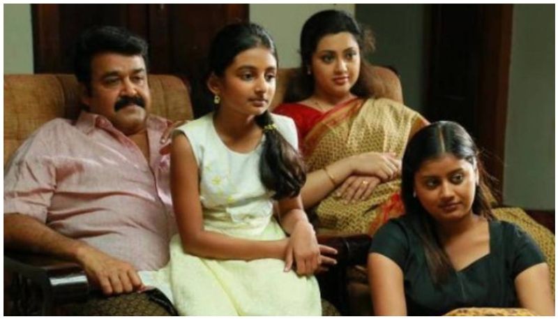 ടിവി കേബിള് ഓപ്പറേറ്ററായ ജോര്ജുകുട്ടിയുടെ കഥയായിരുന്നു ദൃശ്യം പറഞ്ഞത്. ചതിക്കാൻ ശ്രമിക്കുന്ന, അപമാനിക്കാൻ ശ്രമിക്കുന്ന യുവാവിനെ ജോര്ജുകുട്ടിയുടെ മകള് അഞ്ജു കൊല്ലുന്നു. അമ്മയെ രക്ഷിക്കാൻ ശ്രമിക്കുന്നതിനിടയിലാണ് യുവാവിനെ അഞ്ജു കൊല്ലുന്നത്. തന്റെ കുടുംബത്തിന് നേരെ വന്ന ശത്രുവിനെ കൊന്ന കാര്യം ജോര്ജുകുട്ടി മറ്റാരും അറിയാതിരിക്കാൻ ശ്രമിക്കുന്നു. ബുദ്ധിമാനായ ജോര്ജുകുട്ടി അതില് വിജയിക്കുകയും ചെയ്യുന്നു. ഒരു ഫാമിലി ത്രില്ലര് ചിത്രമായി എത്തിയ ദൃശ്യം തിയറ്ററുകളില് സൂപ്പര്ഹിറ്റായി. മോഹൻലാല് നായകനായപ്പോള് മീന നായികയായി. അൻസിബയും എസ്തറും മക്കളായി. ആശാ ശരത്, സിദ്ദിഖ് എന്നിവരും മികച്ച കഥാപാത്രങ്ങളുമായി. 2013ല് പ്രദര്ശനത്തിന് എത്തിയ ചിത്രം ആദ്യമായി അമ്പത് കോടിയിലധികം കളക്ഷൻ നേടിയ മലയാള ചിത്രവുമായി. ജീത്തു ജോസഫ് ഏറ്റവും ശ്രദ്ധ നേടിയ സംവിധായകനുമായി.