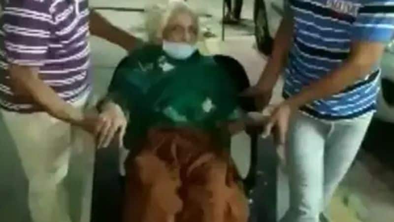15 दिन पहले वृद्धा के 70 वर्षीय बेटे की हुई थी मौत: चंदाबाई की पोता बहू दीपा ने बताया कि वृद्धा के 70 वर्षीय बेटे की 4 मई को मौत हो गई थी। उन्हें बुखार और सर्दी-जुकाम जैसे लक्षण थे। कोरोना जांच के लिए उनका नमूना लिया जाता, उससे पहले अचानक उनकी तबीयत बिगड़ी और अस्पताल में इलाज के दौरान उनकी मौत हो गई। दीपा ने बताया, "उनकी मौत के बाद हमें संदेह हुआ और हमने खुद आगे बढ़कर सरकारी अधिकारियों से संपर्क करते हुए अपने परिवार की कोविड-19 की जांच करायी। जांच में हमारे परिवार के 6 लोग कोरोना से पॉजिटिव मिले थे, जिनमें हमारी यह दादी भी शामिल हैं।

