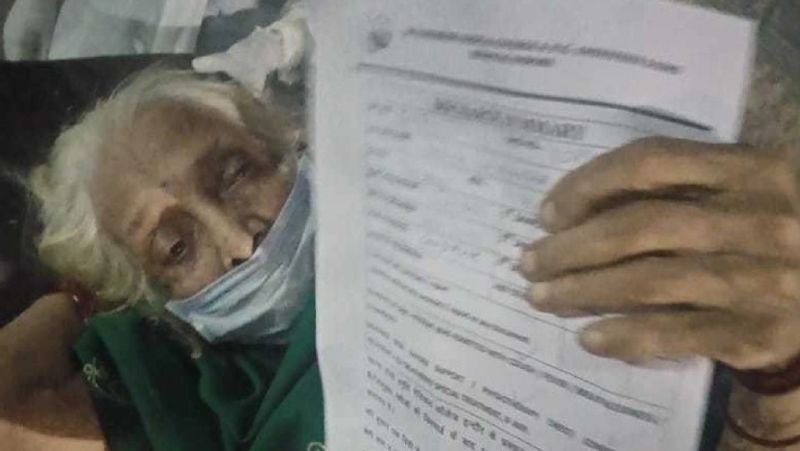 मलाई वाला दूध पीती और खाती बादाम का हलवा: वहीं चंदाबाई की पोता बहू ने बताया कि हमारी परदादी रोज रात को घी डालकर मलाई वाला दूध पीती हैं। उन्हें बादाम व रवे का हलवा भी खूब पसंद है। वह सुबह 8 बजे तक उठ जाती हैं, 2 से 3 बार चाय पीती हैं। दिन में दो बार योगा, अनुलोम विलोम करती हैं। दादी दोपहर में दाल-चावल और रात में रोटी-सब्जी खाती हैं। शायद यही कारण है कि इस उम्र में उन्होंने कोरोना को हरा दिया। 