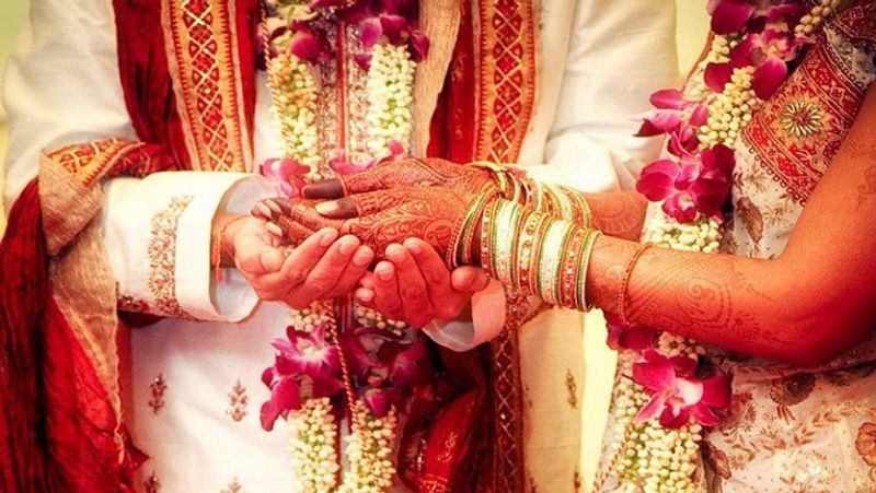कानपुर में प्रापर्टी डीलर लालता प्रसाद की गाड़ी अनिल चलाता है, उसका अपना घर है। माता-पिता, भाई सब हैं, जबकि नीलम की जिंदगी फुटपाथ पर भीख मांगकर चलती थी।
