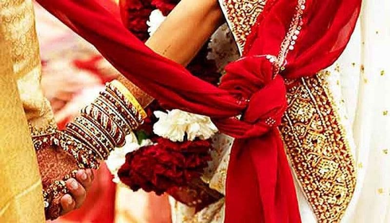 अनिल जब दिन में खाना बांटकर आता था तो उनसे नीलम के बारे में बातें करता। लालता भी उसकी भावना समझ गए। इसके बाद लालता प्रसाद ने अनिल के पिता को शादी के लिए राजी किया और दोनों की शादी करा दी।
