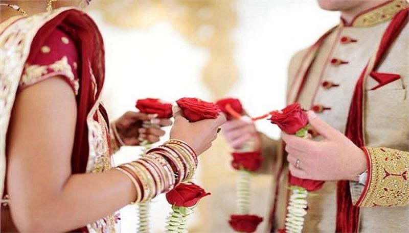 नीलम ने बताया कि उसके पिता नहीं हैं, मां पैरालिसिस से पीड़ित है। भाई और भाभी ने मारपीट कर घर से भगा दिया था। जिसके बाद उसके पास गुजारा करने के लिए कुछ नहीं था। इसलिए वो लॉकडाउन में खाने लेने के लिए फुटपाथ पर भिखारियों के साथ लाइन में बैठती थी।

