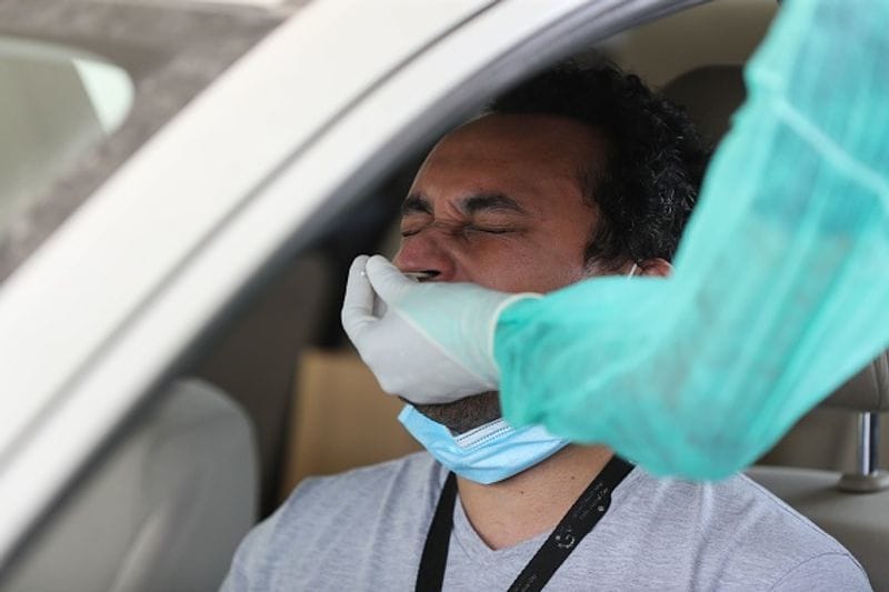 अमेरिका में पहले वैक्सीन के सक्सेस ट्रायल से जगी उम्मीद
बोस्टन स्थित बायोटेक कंपनी मॉर्डना ने पिछले सोमवार शाम इस बात की जानकारी देते हुए बताया कि जिन लोगों पर mRNA वैक्सीन का ट्रायल किया गया, उनके शरीर में उम्मीद से अच्छी इम्यूनिटी बढ़ी है और साइड इफेक्ट्स भी मामूली हैं। मॉर्डना ने बताया कि वैक्सीन पाने वाले कैंडिडेट्स का इम्यून सिस्टम वायरस से लड़ने में कोविड-19 से रिकवर हो चुके मरीजों के बराबर या उनसे ज्यादा ताकतवर पाया गया। मॉर्डना के सीईओ स्टीफन बैंसेल ने कहा कि वे इससे बेहतर डेटा की उम्मीद नहीं कर सकते थे। गौरतलब है कि मॉर्डना कंपनी ने सबसे पहले वैक्सीन का ट्रायल शुरू किया था। 