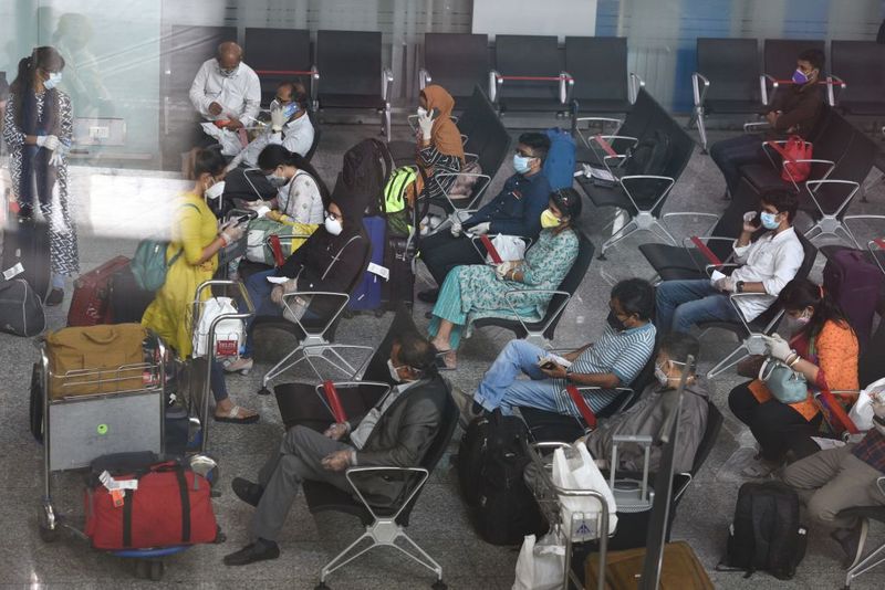 न्यूजपेपर/मैग्जीन नहीं मिलेंगे
यात्रियों को टर्मिनल बिल्डिंग या लाउंज में न्यूजपेपर और मैग्जीन नहीं दिया जाएगा। एंट्री से पहले बैगेज को भी सैनेटाइज किया जाएगा।