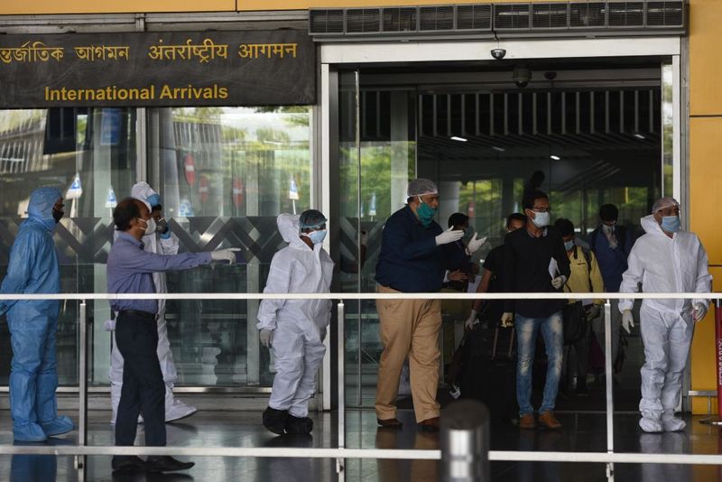 आरोग्य सेतु ऐप में ग्रीन लाइट जलने पर एंट्री
यात्रियों को आरोग्य सेतु ऐप पर रजिस्ट्रेशन कराना आवश्यक है। एंट्री गेट पर मोबाइल में ग्रीन लाइट जलने पर ही एंट्री मिलेगी। अगर ग्रीन लाइट नहीं जली, तो एंट्री नहीं मिलेगी। हालांकि 14 साल से कम उम्र के बच्चों के लिए आरोग्य सेतु ऐप की जरूरत नहीं पड़ेगी।