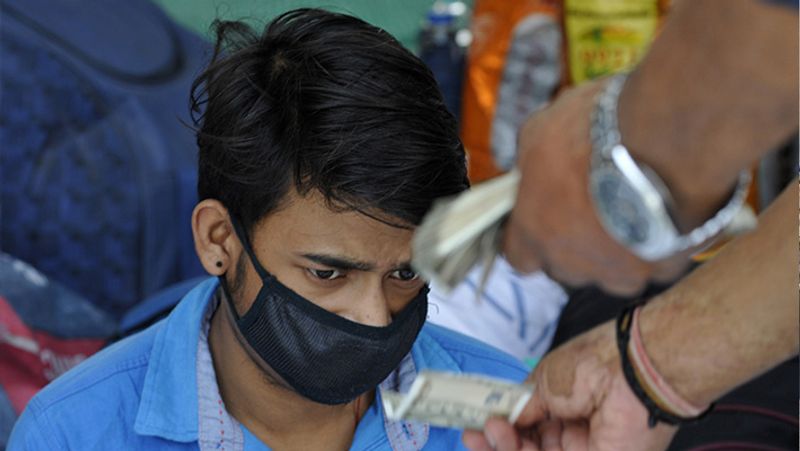 यह तस्वीर नोएडा की है। शेल्टर होम में घर जाने के लिए बैठे एक युवक को आर्थिक मदद देने की कोशिश की गई, तो उसकी आंखों में नमी आ गई।