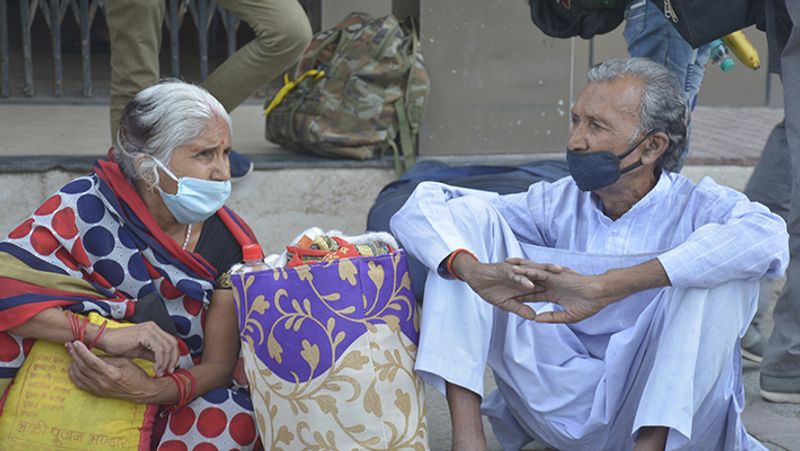 गाजियाबाद में घर जाने के लिए बैठे बुजुर्ग। वे किसी गहरी सोच में है। शायद यही कि पता नहीं घर कब पहुंच पाएंगे।