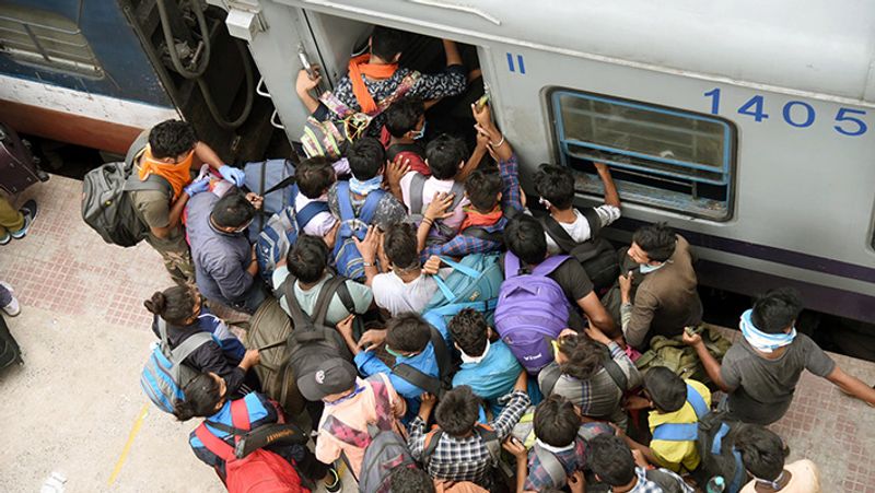 पटना की यह तस्वीर दिखाती है कि मजदूरों को घर जाने के लिए ट्रेनों में भी कितनी मशक्कत करनी पड़ रही है।