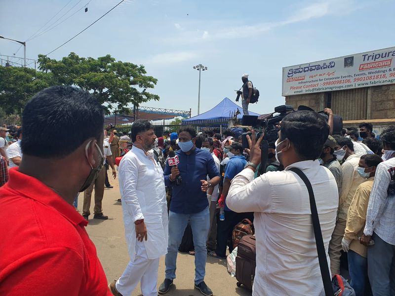 ವಲಸೆ ಕಾರ್ಮಿಕರನ್ನು ಭೇಟಿ ಮಾಡಿದ ಚರ್ಚೆ ನಡೆಸಿದ ಕೆಪಿಸಿಸಿ ಅಧ್ಯಕ್ಷ ಡಿ. ಕೆ. ಶಿವಕುಮಾರ್