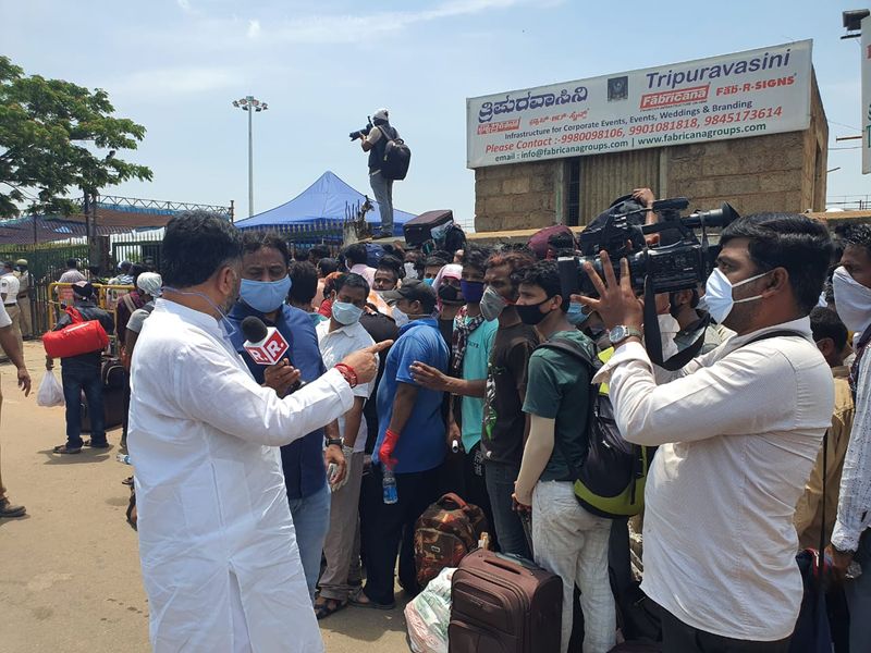 ನೋಂದಾವಣಿಗಾಗಿ ಬೆಂಗಳೂರಿನ ಅರಮನೆ ಮೈದಾನದಲ್ಲಿ ಜಮಾಯಿಸಿದ್ದ ಹೊರ ರಾಜ್ಯಗಳ ವಲಸಿಗರು