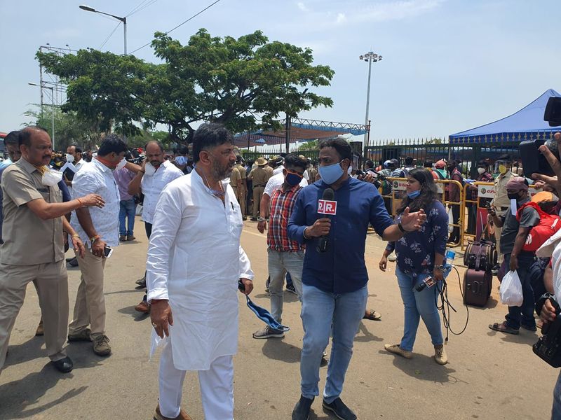ವಲಸಿಗರನ್ನು ಭೇಟಿ ಮಾಡಿ ಅವರ ಕುಂದುಕೊರತೆಗಳನ್ನು ಆಲಿಸಿದ ಡಿಕೆಶಿ